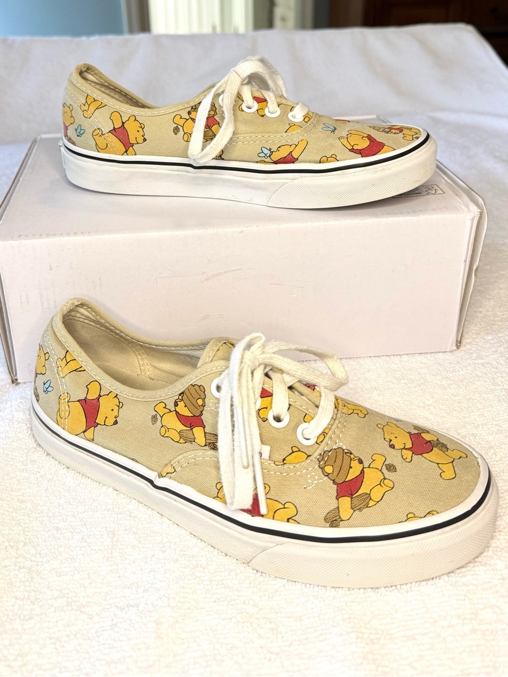 Disney Vans Winnie the Pooh Lace-Up Sneakers Women’s 6
